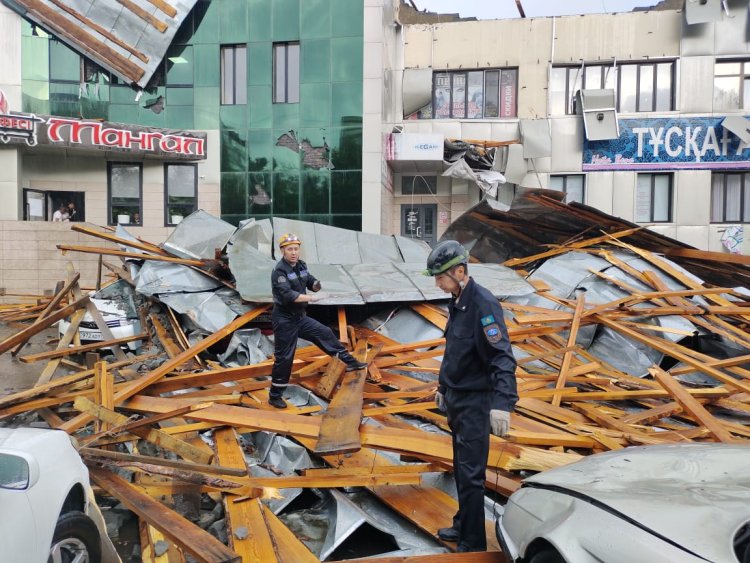 Бекітіп үлгермедік: Павлодарда шатыры ұшқан сауда үйі жағдайды түсіндірді