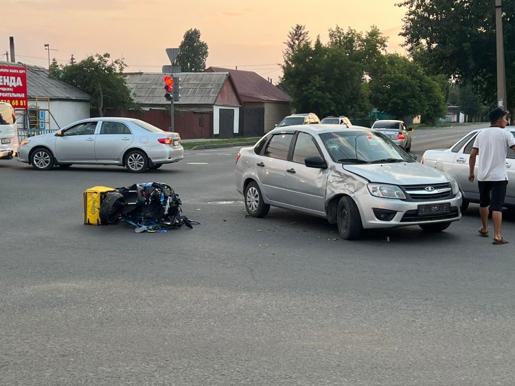 Павлодарда жылдам тағам жеткізуші жол апатына түсті