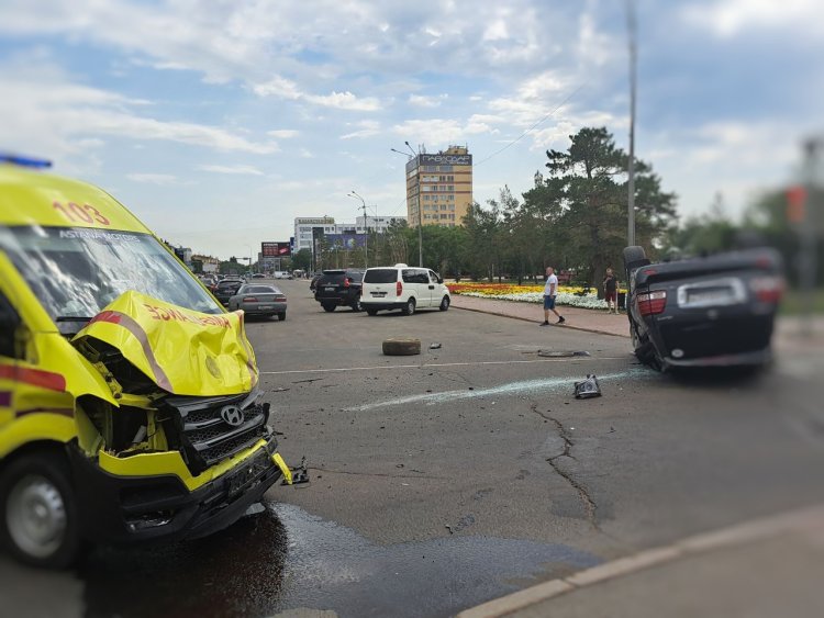 Lexus, «скорая» и ВАЗ столкнулись на перекрёстке в Павлодаре