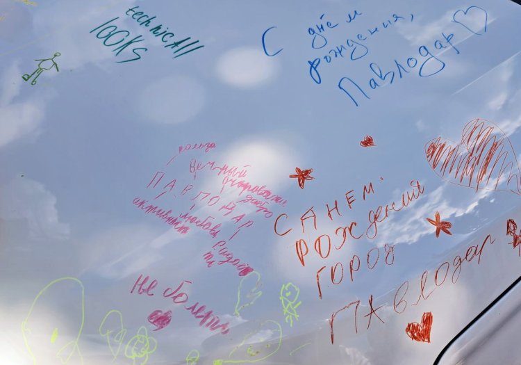 Дети расписали джип пожеланиями в день рождения Павлодара