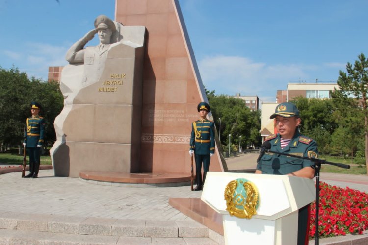 Павлодарда әскерилер майдангерлерді еске алды