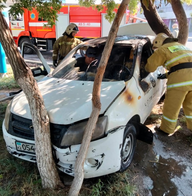 В Павлодаре такси врезалось в дерево и загорелось