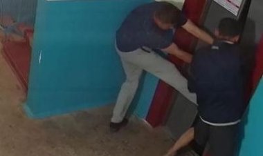 Павлодарда  ер адамдар лифт есігін сындырған