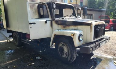 Ақсу қаласында аулада тұрған  жүк көлігі жанған