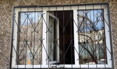 Бала қауіпсіздігі: Екібастұзда әлеуметтік осал отбасыларға тегін терезе блокаторлары орнатылды