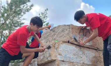 Еріктілер Баянауылдағы жартастардағы суреттерді өшіруге аттанды