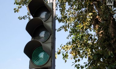 Павлодарда жүргізуші бағдаршам мен жол белгісіне соғылды