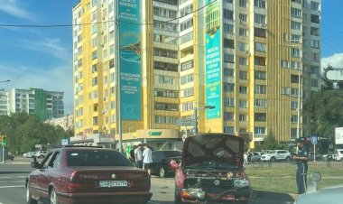 Легковушка снесла светофор на перекрёстке в Павлодаре