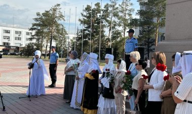 Павлодарлық әскерилер Абайға құрмет көрсетті