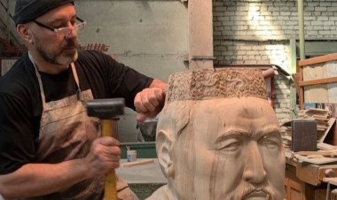 Павлодарец создал бюст известного мыслителя размером с беркута