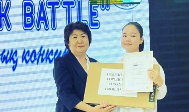 Павлодарда жаз бойы кітап оқыған шәкірттер  ноутбуктер мен смартфондар алды