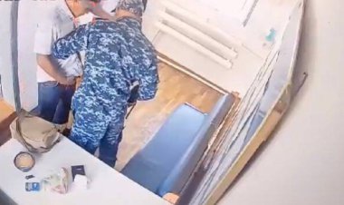 Көйлегінің астына жасырған: Павлодарда колонияға спирттік ішімдік кіргізбек болған