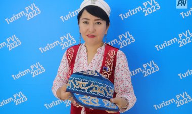 Павлодарка удивила туристов бейсболками в национальном стиле