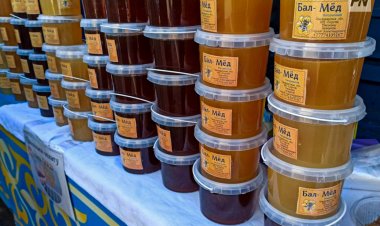 Павлодарда ауылшаруашылық жәрмеңкеде бал мен жұмыртқа сатады