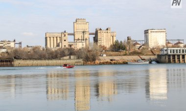 Павлодарцы прошли на лодках по Иртышу с заботой о реке