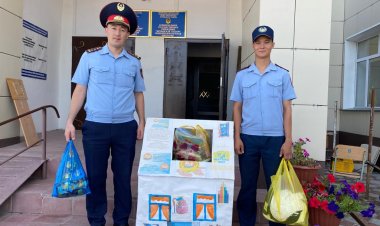 Полицейские Иртышского района закупились для детей