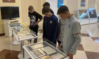 Версии Конституции разных лет показали павлодарцам