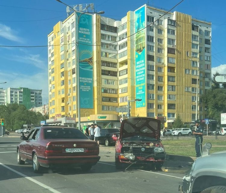 Легковушка снесла светофор на перекрёстке в Павлодаре