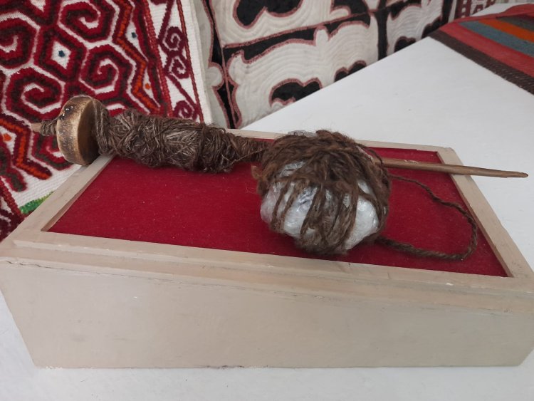Павлодар музейінде  бұғының таза мүйізінен жасалған ұршық сақтаулы