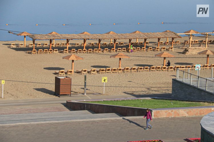 Иностранцы переворачивали лежаки на пляже Павлодара