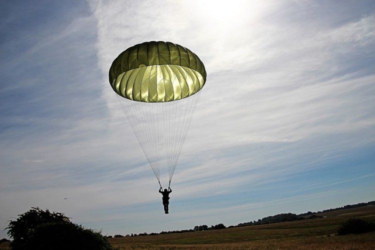 Престарелая американка планирует прыгнуть с парашютом тысячу раз