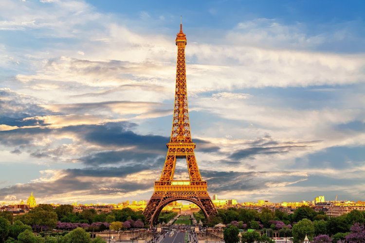 Парижанина арестовали за прыжок с Эйфелевой башни
