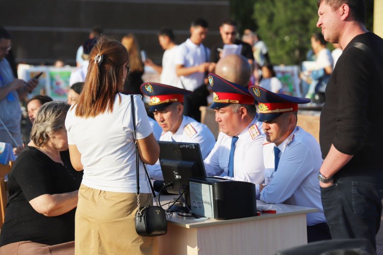 Павлодарлық полицейлер жағалауда азаматтарды қабылдады