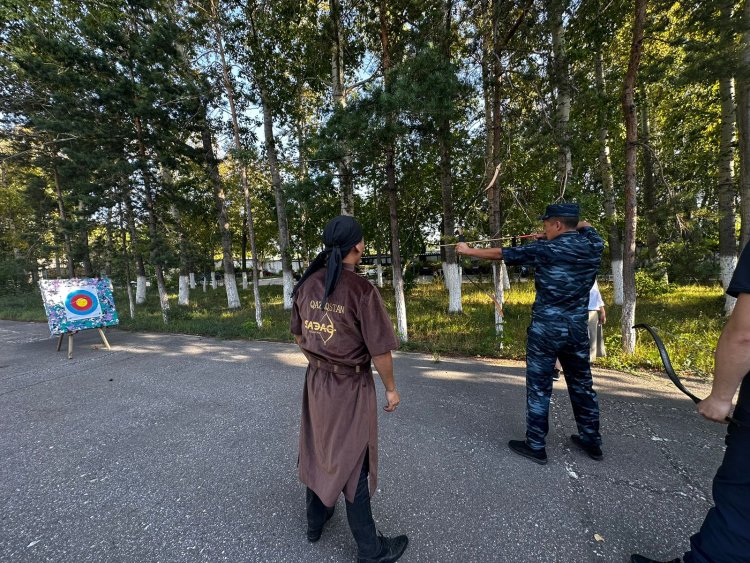 Павлодарлық тергеу изоляторының қызметкерлері садақ атып үйренді