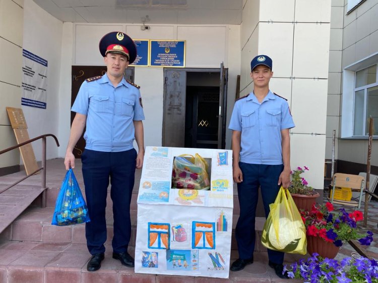 Полицейские Иртышского района закупились для детей
