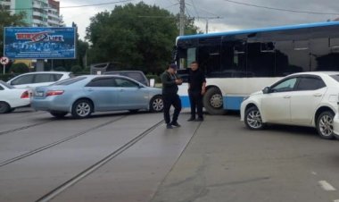 Павлодарда автобус пен жеңіл көлік соқтығысты