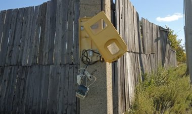 В Иртышском районе пьяный сельчанин сломал счётчик на столбе