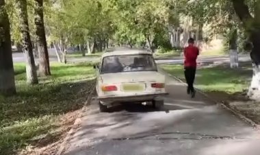 Павлодарда тротуармен жүрген көліктің иесі жазаланды