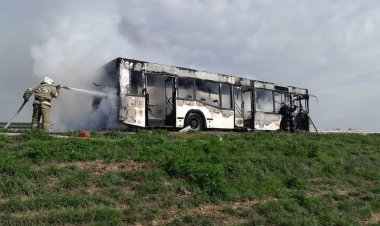 На павлодарской трассе загорелся автобус