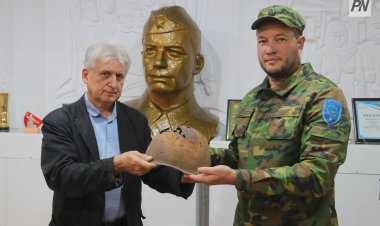 Павлодарские поисковики передали новому музею военные артефакты