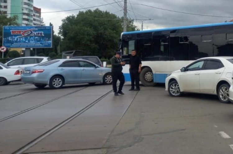 В Павлодаре автобус столкнулся с легковушкой
