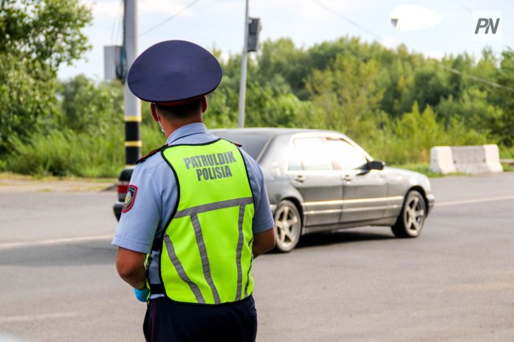 Павлодарда саябақта тротуармен жүрген жүргізуші әйел жазаланды