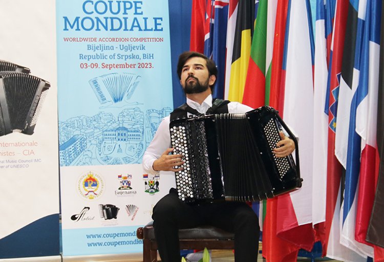 Павлодарский музыкант сыграл в Италии на уникальном баяне