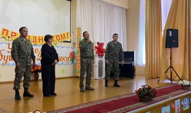 Павлодарских пенсионеров поздравили гвардейцы