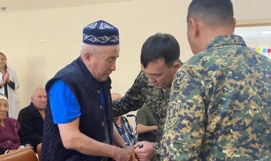 Павлодарда әскери бөлімнің оркестрі зейнеткерлердің алдында өнер көрсетті