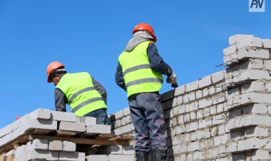 В Аксу иностранцев незаконно привлекли к стройке