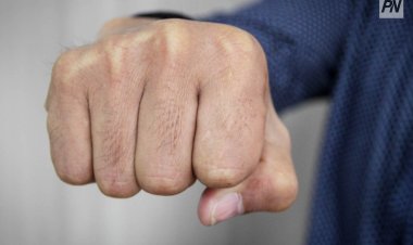 Павлодарец подрался с полицейским и сорвал его погоны