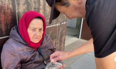 Волонтеры накормили нуждающихся на улицах Павлодара (ВИДЕО)