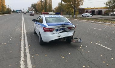 Жительница Аксу повредила машину полицейских