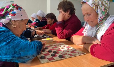 Аққулыда әжелер дойбы ойнаудан жарысты