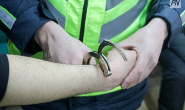 Павлодарда түнде телескопиялық таяқпен жүрген жігіт полиция бөліміне жеткізілді