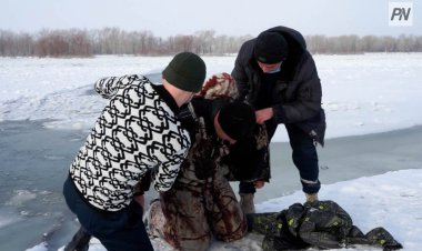 Видеоға түсіріп тұрды: Павлодарлықтарға мұз астына кеткен адамды құтқару жолы түсіндірілді