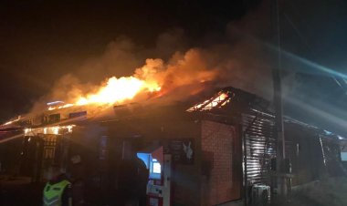 В Экибастузе ночью загорелся банный комплекс