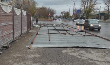 Ветер сорвал навес с павлодарского рынка