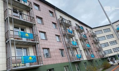 Десятки флагов появились на общежитии павлодарского вуза