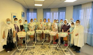 Новорожденным павлодарцам сделали подарки ко Дню Республики